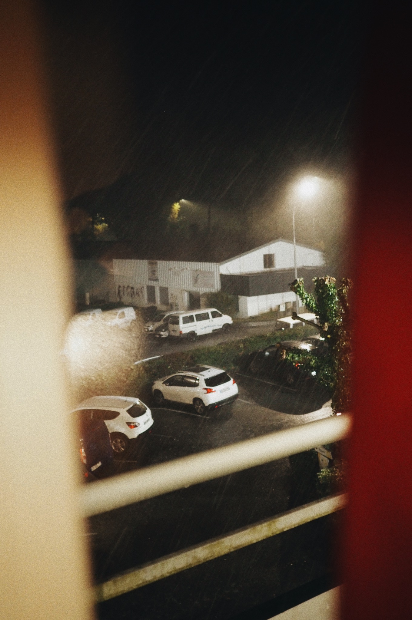 deszczowa noc w motelu